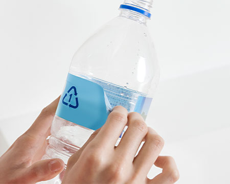 ペットボトルの剥離フィルムをはがす画像