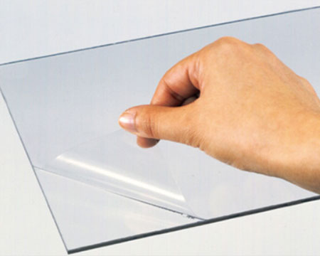 ガラス面に貼ったフィルムを左からめくる画像