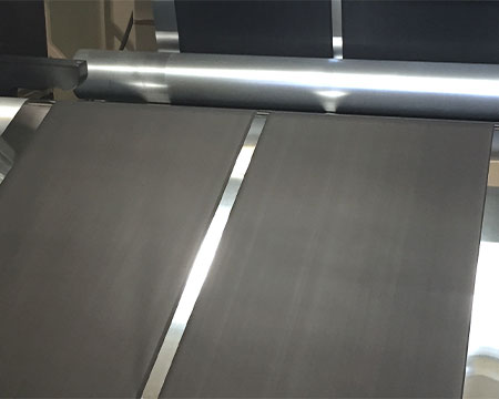 コーティングマシンを使って金属箔に塗装を施す画像