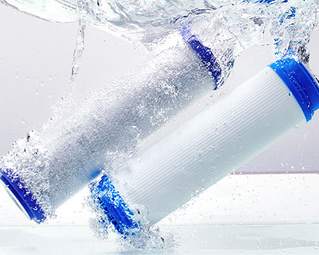 汚れや不純物を取り除き、安全で清潔な水を作る水フィルターの例