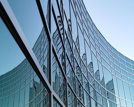 アンチグレアフィルムを装着したビル窓の例