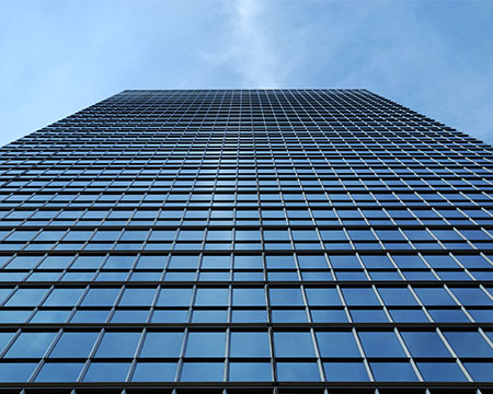 反射防止フィルムを装着したビル窓の例